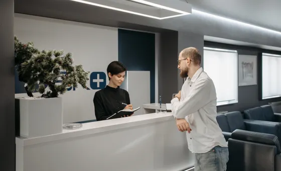 Kaunter penyambut tetamu klinik — laman web dan Google Business untuk klinik
