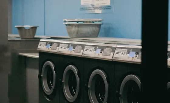 Mesin basuh di kedai dobi — pemasaran untuk dobi dan laundry
