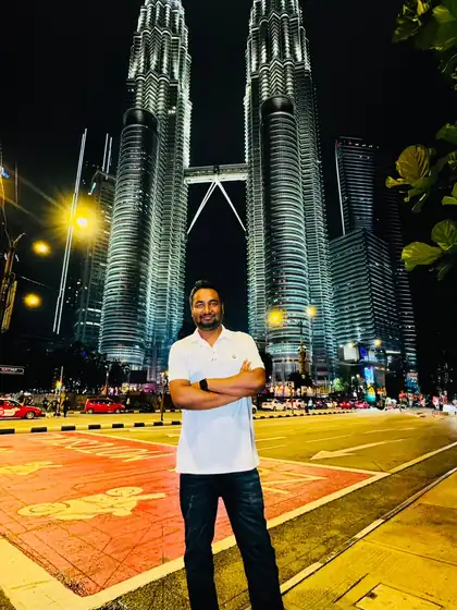 Md Sajal Mahmud, CEO RakanTech, di hadapan Menara Berkembar Petronas, Kuala Lumpur