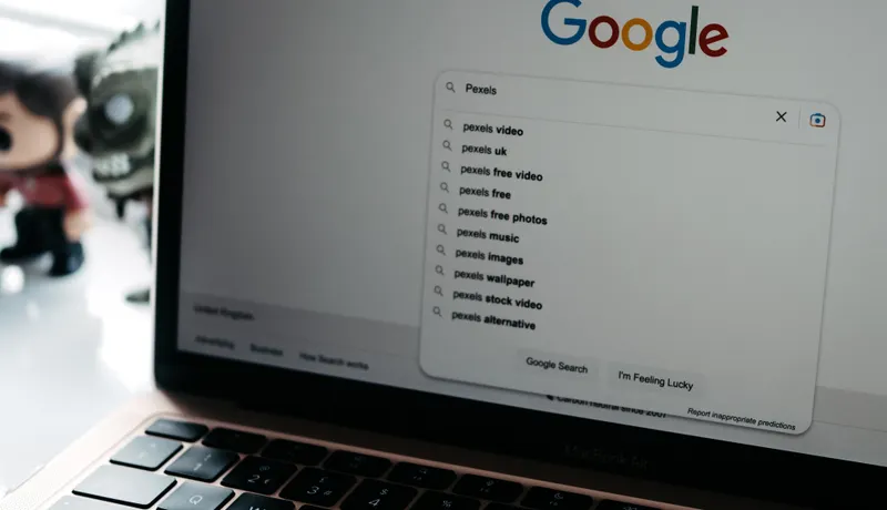 SEO dan Google Business — carian Google di komputer riba