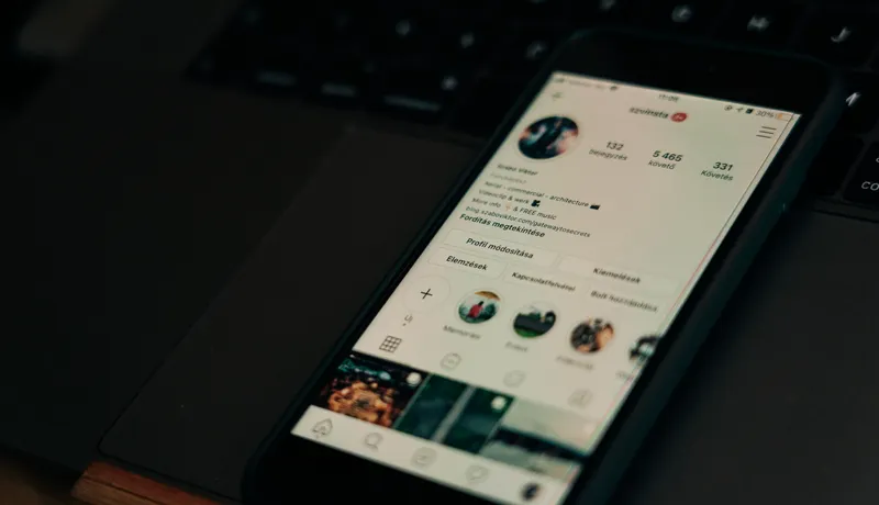 Pengurusan media sosial — profil Instagram di telefon