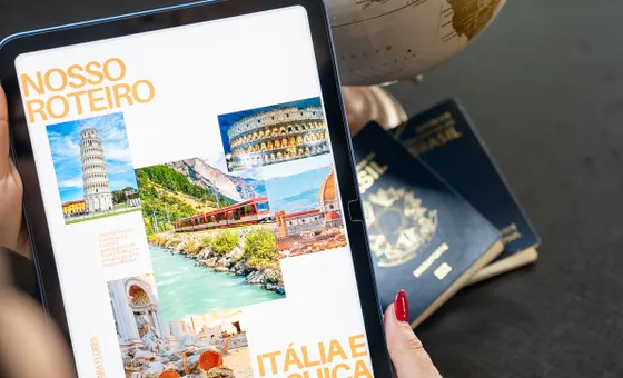 Perancangan percutian dengan tablet dan pasport — laman web agensi pelancongan