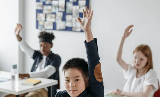 Pelajar di kelas tuisyen — iklan dalam talian untuk pusat tuisyen