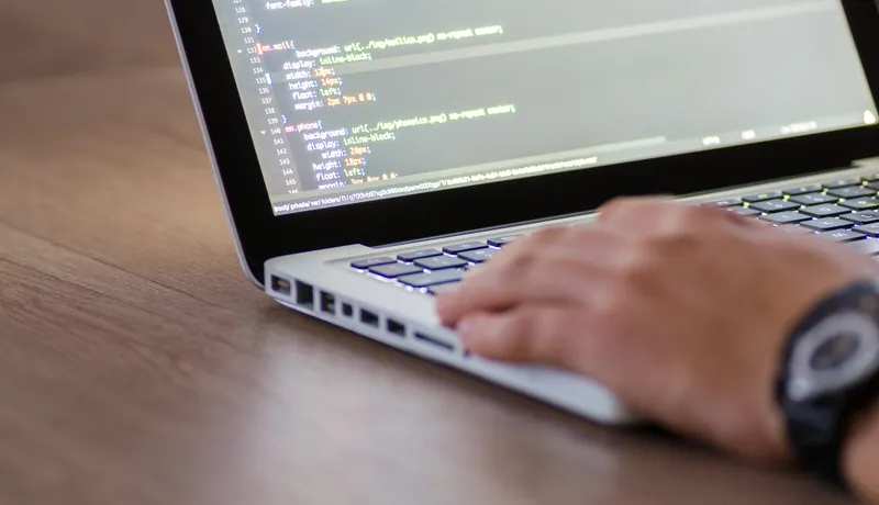 Pembangunan laman web — kod di komputer riba